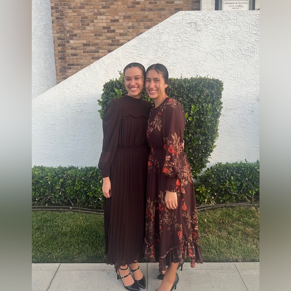 Meet your Posher, Caitlin - Picture 2 of 12